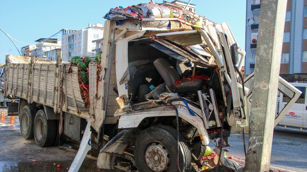 Uşakta kamyon sürücüsü direğe çarpıp hayatını kaybetti